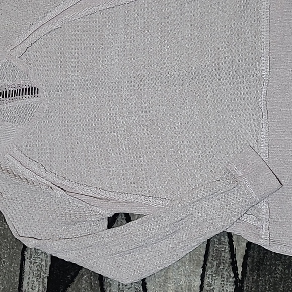 BKE KNIT YARN STITCHING V-NECK PALE LAVENDER DROPTAIL LONG-SLEEVE SHIRT - Picture 4 of 13